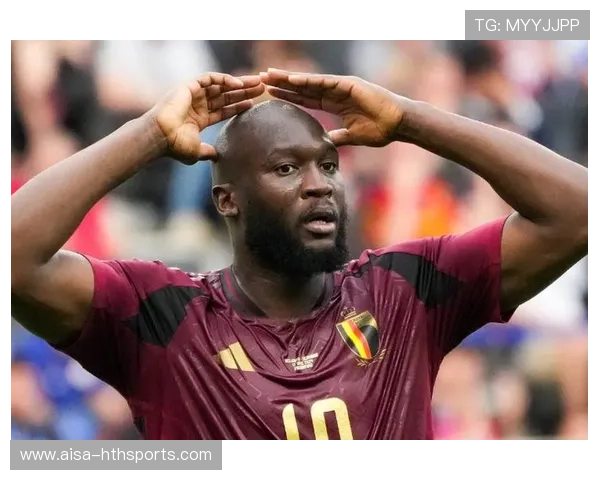 卢卡库侧身摆脱：展现极具爆发力的射门动作