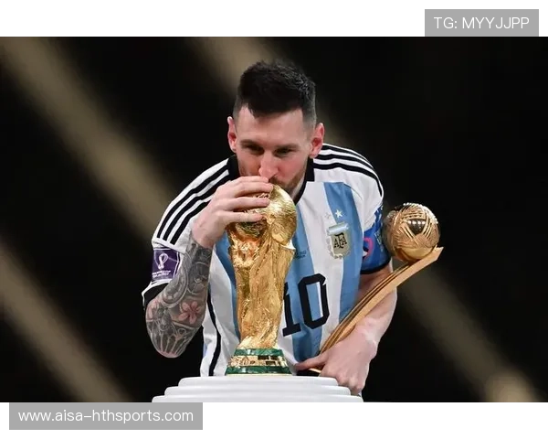 决赛哨响那刻，梅西高举奖杯的瞬间让社媒彻底爆炸